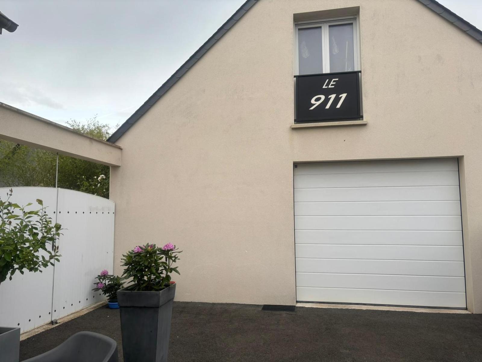 Le 911 Hotell Nazelles-Negron Exteriör bild