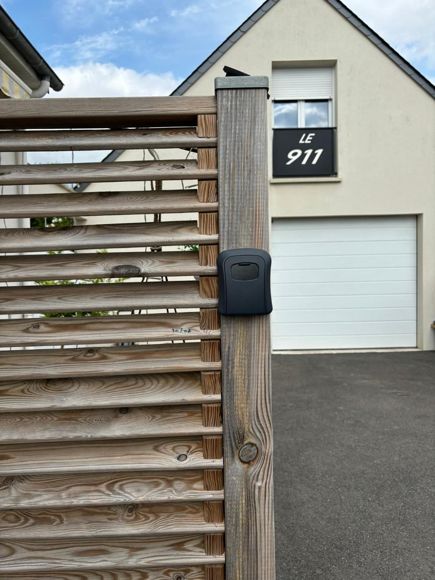 Le 911 Hotell Nazelles-Negron Exteriör bild